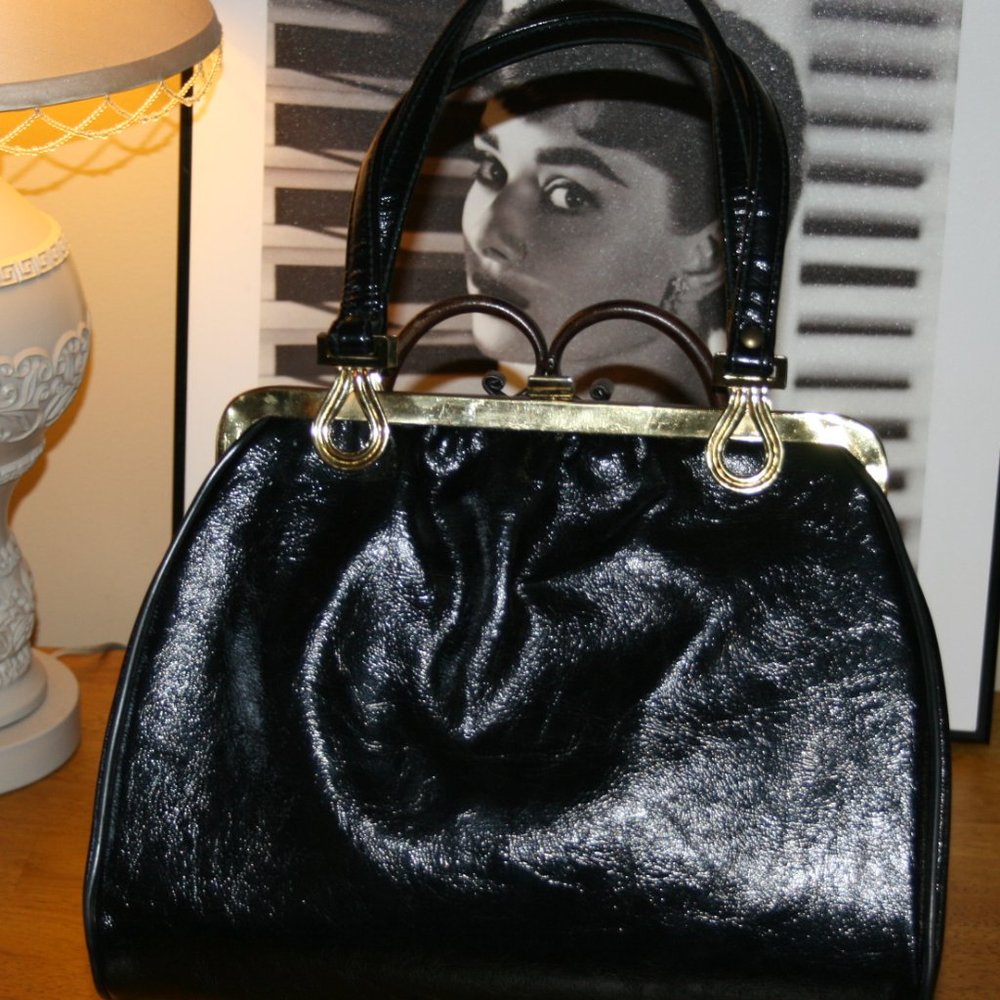 CUTE VINTAGE BLACK HANDBAG PURSE WITH GOLD TONED HARDWARE